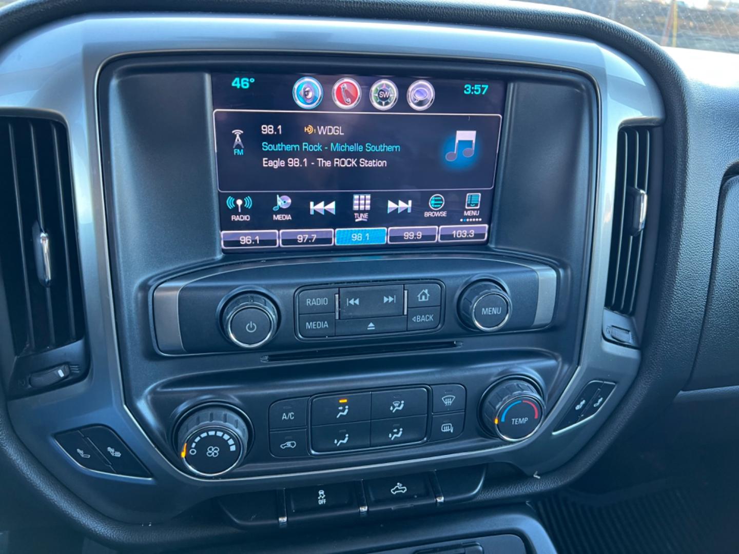 2017 White /Gray Chevrolet Silverado 1500 LT (1GCRCREC7HZ) with an 5.3L V8 engine, Automatic transmission, located at 4520 Airline Hwy, Baton Rouge, LA, 70805, (225) 357-1497, 30.509325, -91.145432 - 2017 Chevy Silverado Double Cab 5.3 V8 Gas, 6 1/2 Ft Bed, 187K Miles, Power Windows, Locks & Mirrors, Backup Camera. NO IN HOUSE FINANCING. FOR INFO PLEASE CONTACT JEFF AT 225 357-1497 CHECK OUT OUR A+ RATING WITH THE BETTER BUSINESS BUREAU WE HAVE BEEN A FAMILY OWNED AND OPERATED BUSINESS AT THE SA - Photo#9